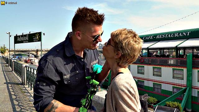 страстная бабуля сосёт и получает жёсткий трах