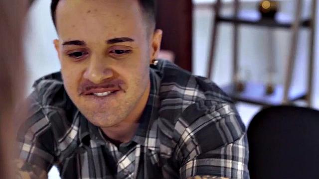 зрелая с большими сиськами жестко скачет на толстом члене