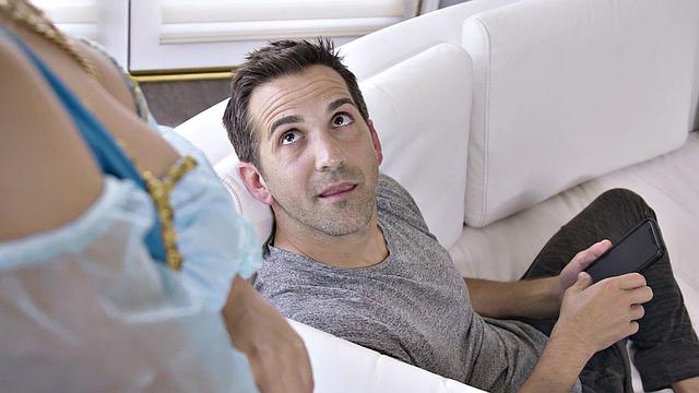 зрелая брюнетка в белье трахается на диване