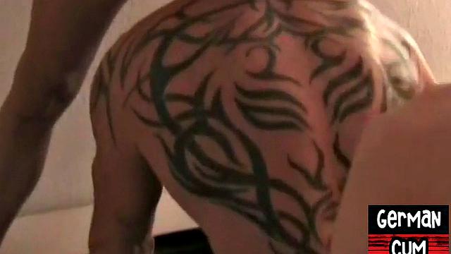 смотри, как немецкий папик получает по татуированной жопе без резинки в гей-троице