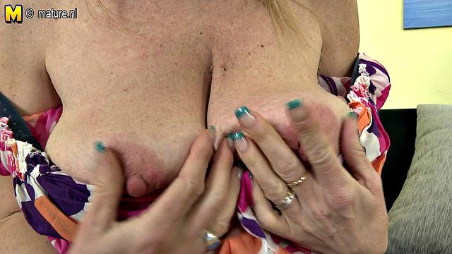 смотри, как зрелая милфа ласкает свою мокрую киску