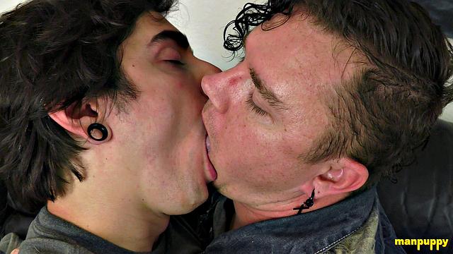 Страстные гей-поцелуи с Джонни и Лео - Джонни Мерси и Лео Блю