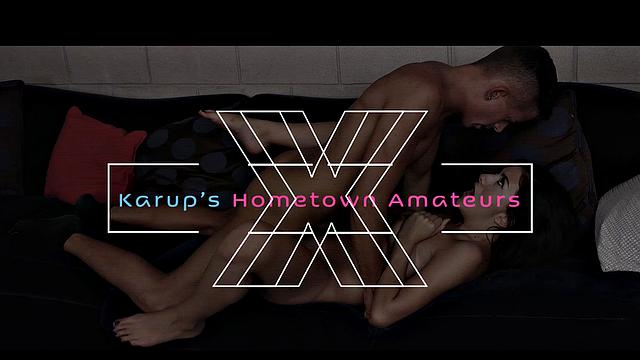 gigi sweets раздвигает ноги и вставляет игрушку в гладкую киску