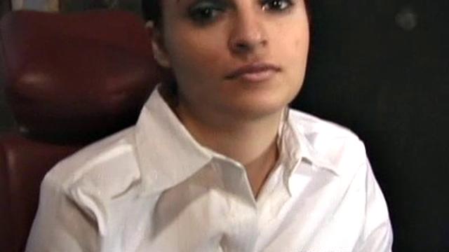 алекса связана в кресле, жестко мучают грудь