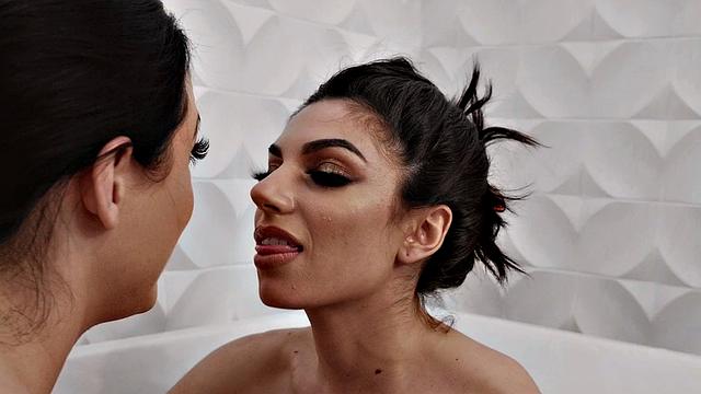 Australian cutie with a trimmed pussy loves to lick and kiss in the indoors