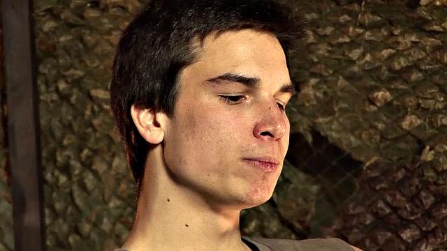 джордж линоу достает здоровенный член и взрывается от мощного дрочева