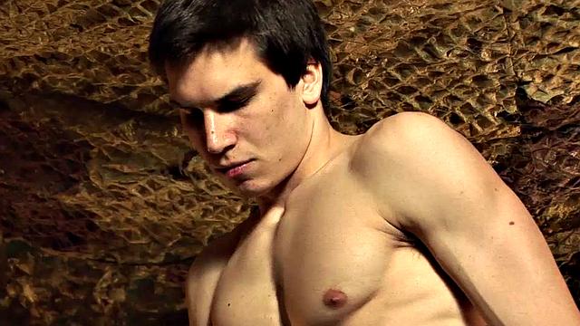 джордж линоу достает здоровенный член и взрывается от мощного дрочева