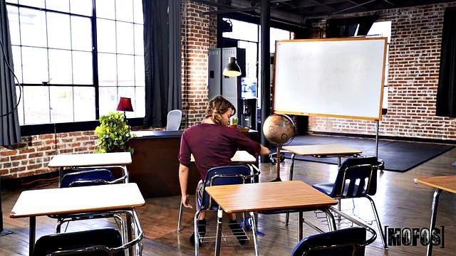 Похотливый уборщик трахает взрослую красотку в униформе на работе.