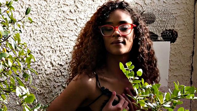 Dirty pussylicking lez GF seduces ebony lesbian slut