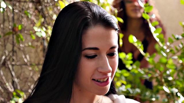 Dirty pussylicking lez GF seduces ebony lesbian slut