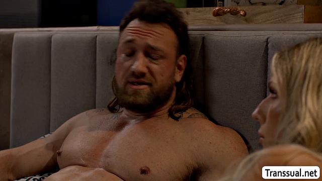 Jade Venus сосет и скачет на члене Adam X Lee утром в постели - горячий shemale секс на двоих с аналом и страстью.