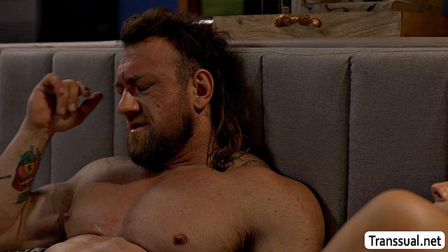 Jade Venus сосет и скачет на члене Adam X Lee утром в постели - горячий shemale секс на двоих с аналом и страстью.