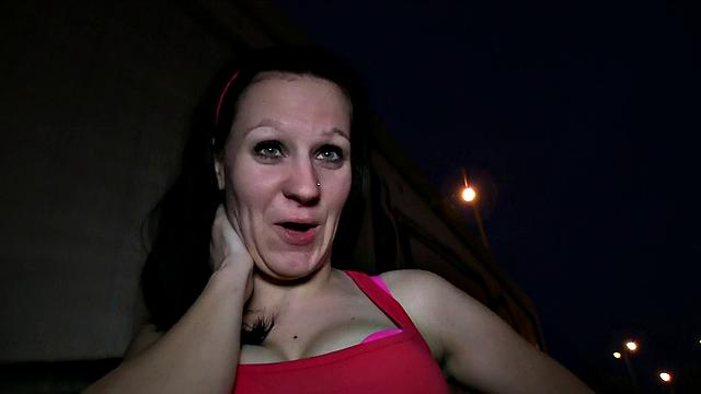 брошенная брюнетка разрывает себя на члене незнакомца ради мести