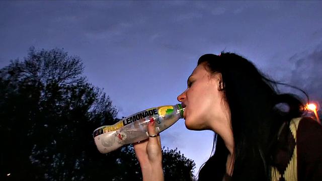 брошенная брюнетка разрывает себя на члене незнакомца ради мести