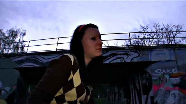 брошенная брюнетка разрывает себя на члене незнакомца ради мести