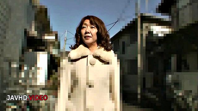 Эрико Нисимура страстно трахается на вилле ночью, раскрывая свои желания.