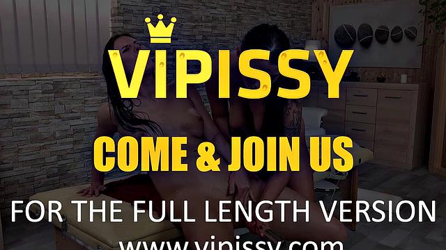 Жаркий лесбийский массаж довёл до безумного желания пописать