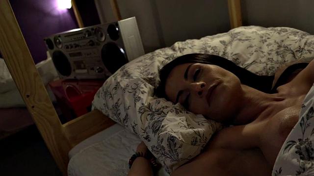 Hotel inked sluts share roommates cock in threesome