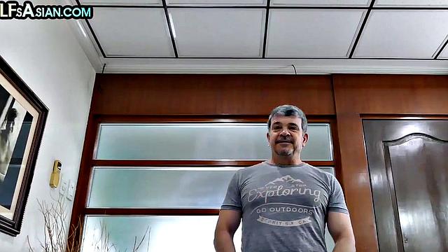 Азиатские твинки устраивают жаркий тройничок со зрелым мужиком