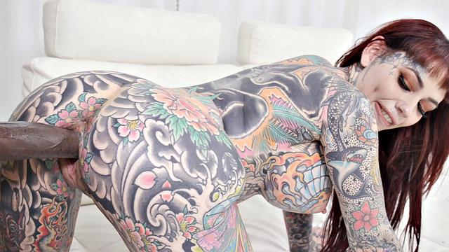 Татуированная красотка трахается с парнем на природе