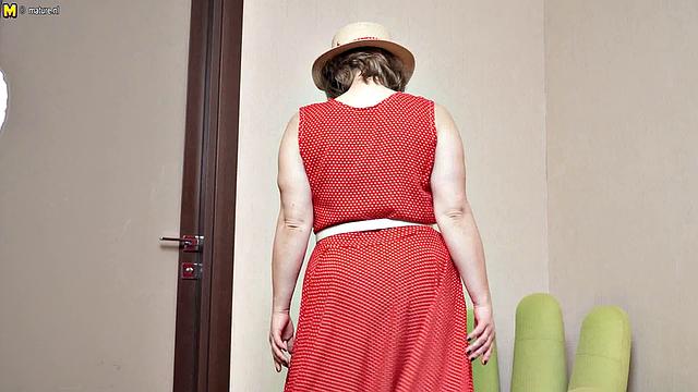 волосатая милфа забыла надеть трусы под летнее платье