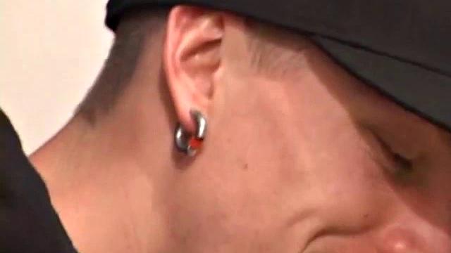 смотри, как шейн дрочит и кончает на камеру