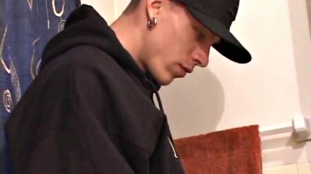 смотри, как шейн дрочит и кончает на камеру