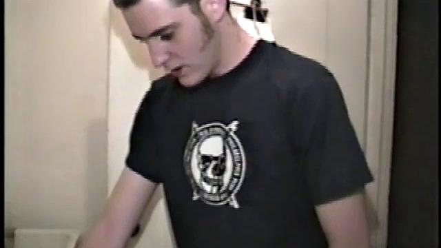 Донателло дрочит у стиралки с порножурналом - и чуть не спалился