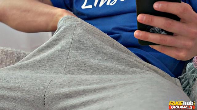 Показывала нюдсы парню, а в итоге трахнула соседа в попу, ну привет сосед!