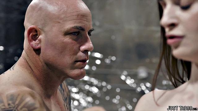 Майя Кендрик с браслетом заводит Деррика Пирса и хочет чтобы он кончил ей внутрь прямо сейчас!