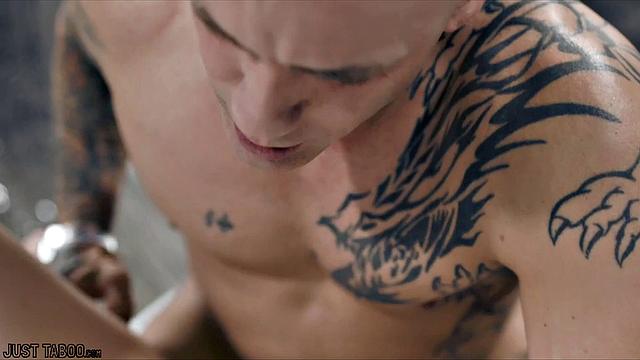 Майя Кендрик с браслетом заводит Деррика Пирса и хочет чтобы он кончил ей внутрь прямо сейчас!