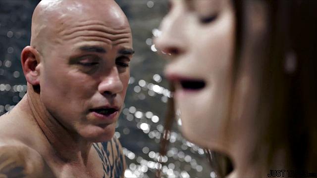 Майя Кендрик с браслетом заводит Деррика Пирса и хочет чтобы он кончил ей внутрь прямо сейчас!