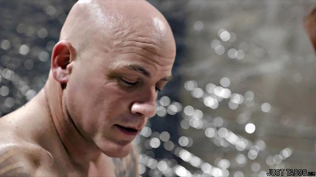 Майя Кендрик с браслетом заводит Деррика Пирса и хочет чтобы он кончил ей внутрь прямо сейчас!