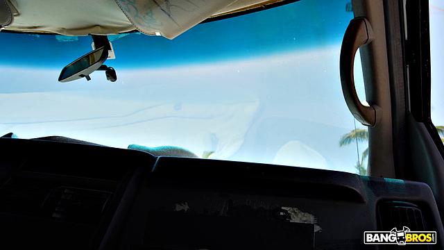 Парень не выдержал - фанат Bang Bus устроил жаркую проверку Тесс Томпсон на автобусе, пока его девушка в шоке от правды о порнушке.