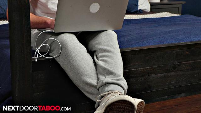 мускулистый отчим жёстко трахает взрослого пасынка