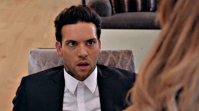 Похотливая адвокатша трахает клиента прямо на рабочем столе