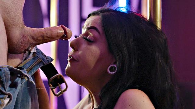 стриптизёрша отсасывает и получает сперму на лицо в студии