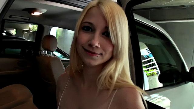 блондинка соглашается на секс за деньги и трахает в тачке без тормозов