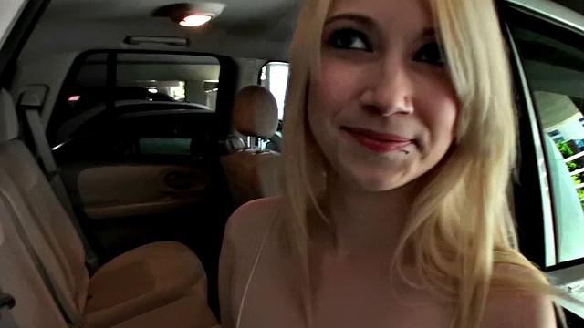 блондинка соглашается на секс за деньги и трахает в тачке без тормозов