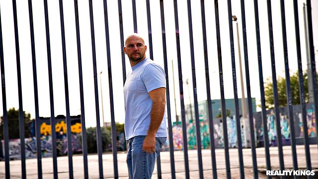 две развратные телки снимают парней и меняются спермой