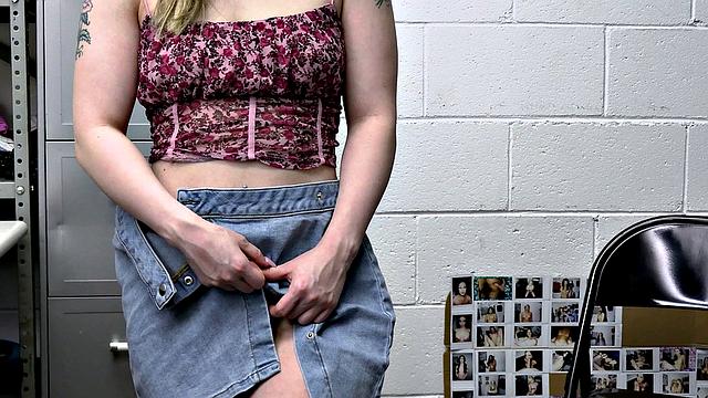 сочная блондинка попала к жёсткому охраннику и не устояла