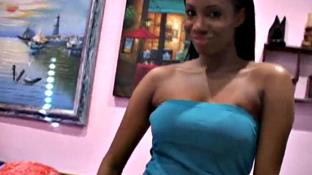 чёрная пышногрудая шалунья крутит белый член как профи