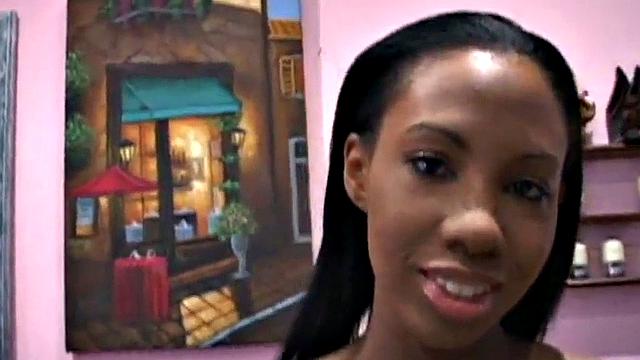 чёрная пышногрудая шалунья крутит белый член как профи