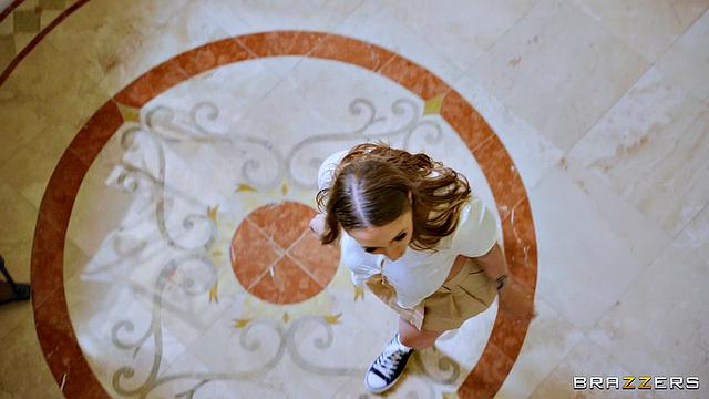 Angel Youngs попадается в ловушку и получает жёсткий секс от Alex Jones