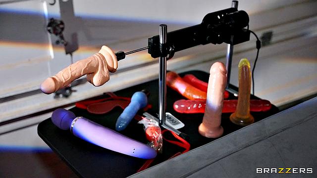 Angel Youngs попадается в ловушку и получает жёсткий секс от Alex Jones