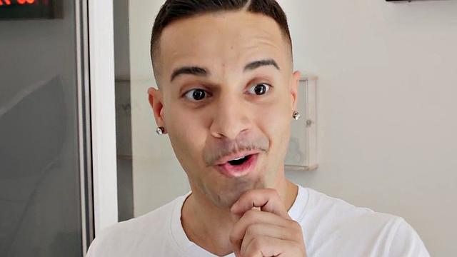 Big guy fucks tattooed babe in hostel room after blowjob