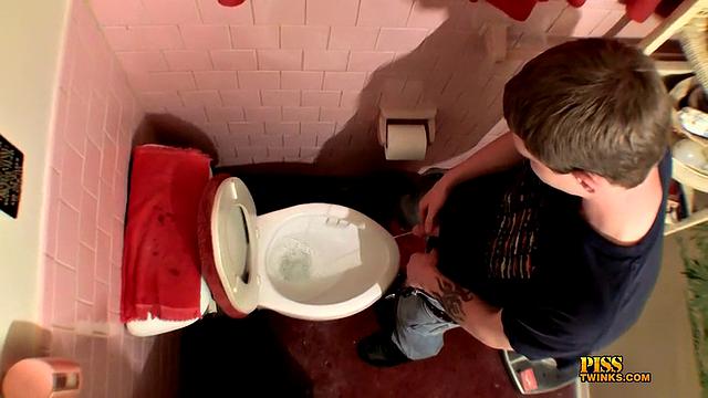 Days Of Straight Boys Pissing - Cooper Reeves And Wesley Kincaid