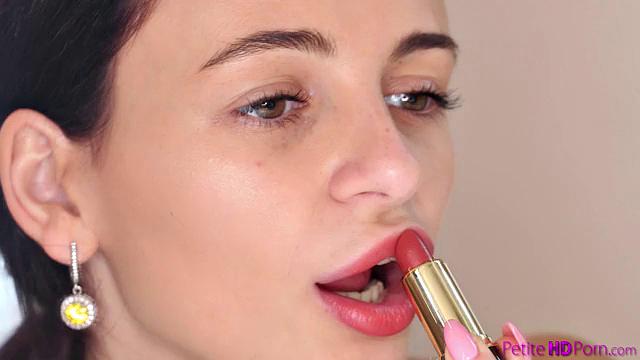 брюнетка снимает платье и получает жесткий трах с фейшалом