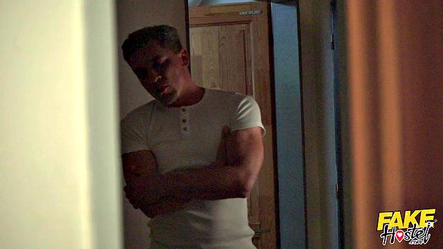 Две зрелые лесбиянки трахаются с хозяином отеля и получают сперму на лица, когда застукивают друг друга за изменой с членом.