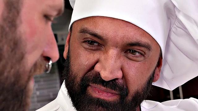 повар не церемонится: волосатый бойфренд набит под завязку